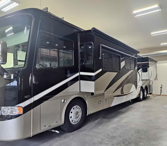 2008 Tiffin Allegro Bus With 2022 Jeep Gladiator Rubicon